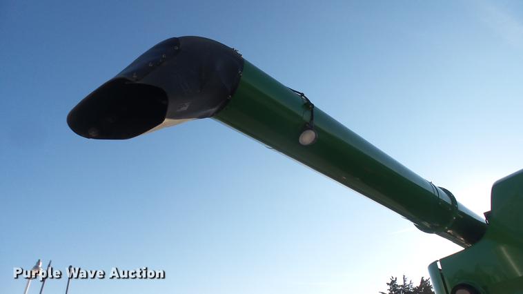 image for item DC2447 2013 John Deere S670 STS combine