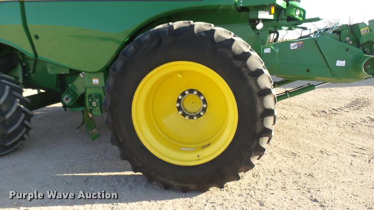 image for item DC2447 2013 John Deere S670 STS combine