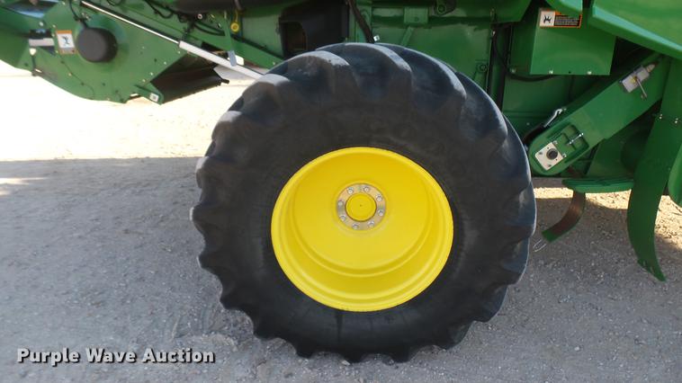 image for item DC2447 2013 John Deere S670 STS combine
