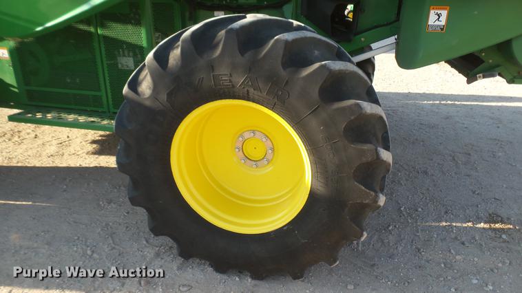 image for item DC2447 2013 John Deere S670 STS combine