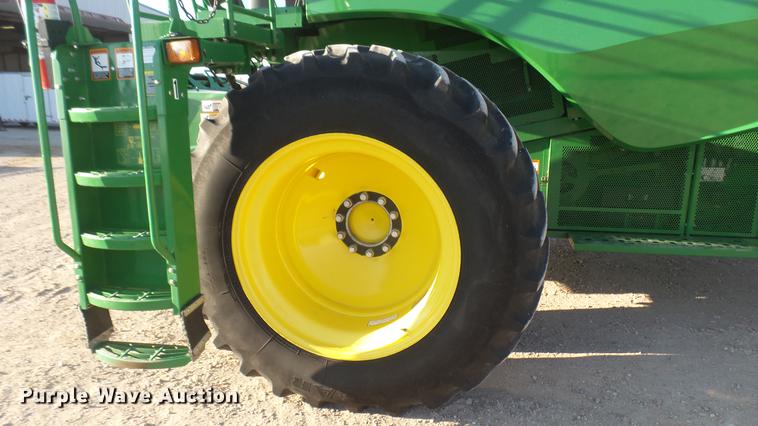 image for item DC2447 2013 John Deere S670 STS combine