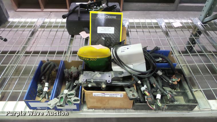 image for item DR9776 John Deere StarFire 300 GPS receiver