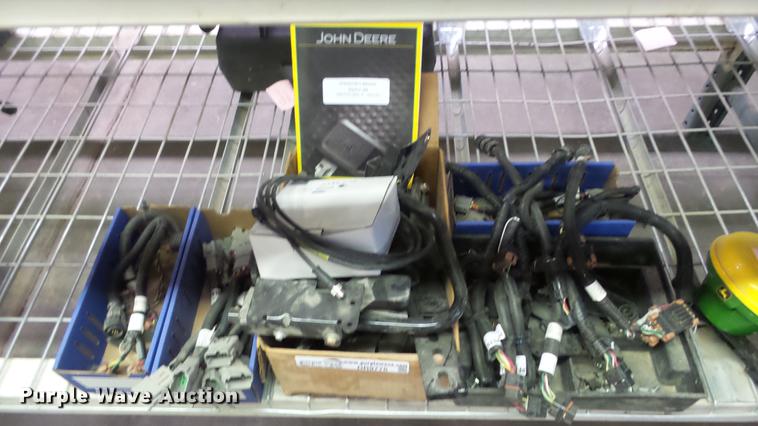 image for item DR9776 John Deere StarFire 300 GPS receiver