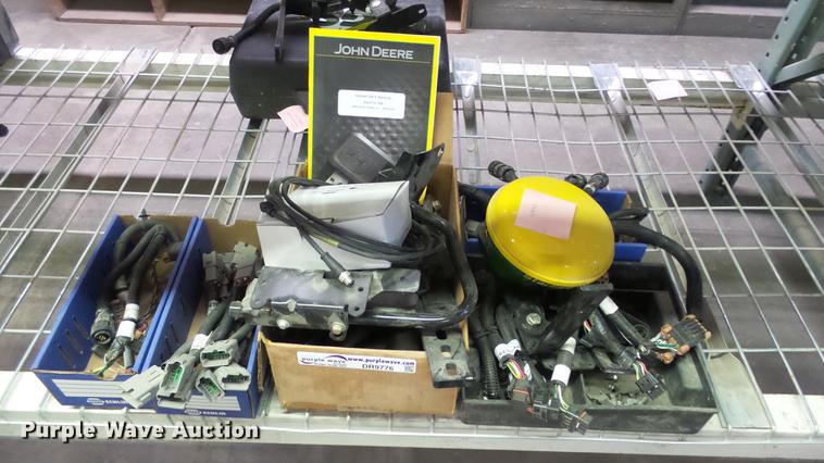 image for item DR9776 John Deere StarFire 300 GPS receiver