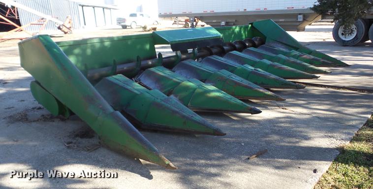 image for item AY9621 John Deere 843 corn head