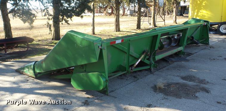 image for item AY9621 John Deere 843 corn head