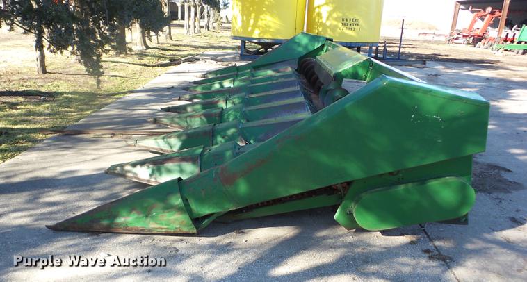 image for item AY9621 John Deere 843 corn head