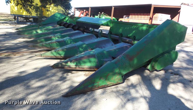 image for item AY9621 John Deere 843 corn head