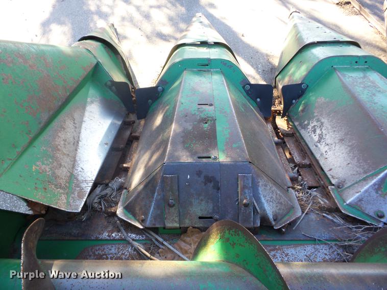 image for item AY9621 John Deere 843 corn head