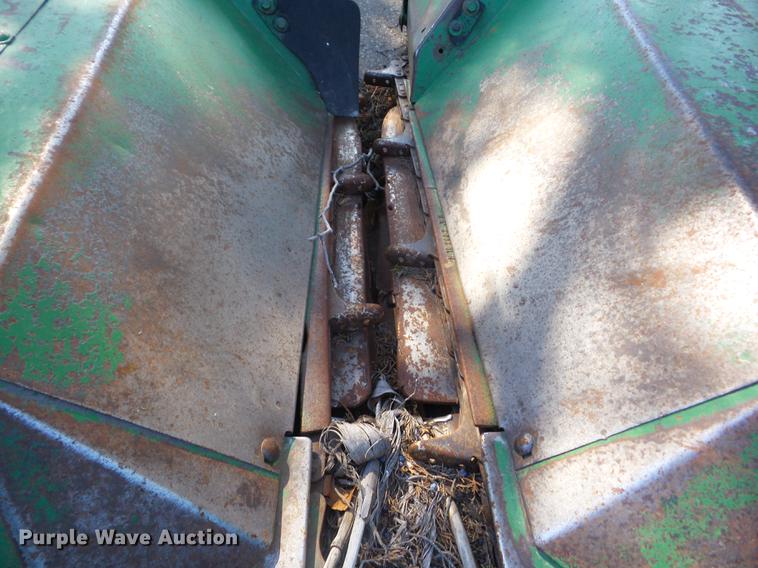 image for item AY9621 John Deere 843 corn head