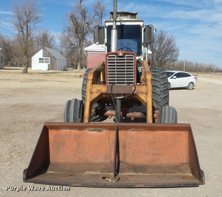 image for item DC0539 International 856 tractor