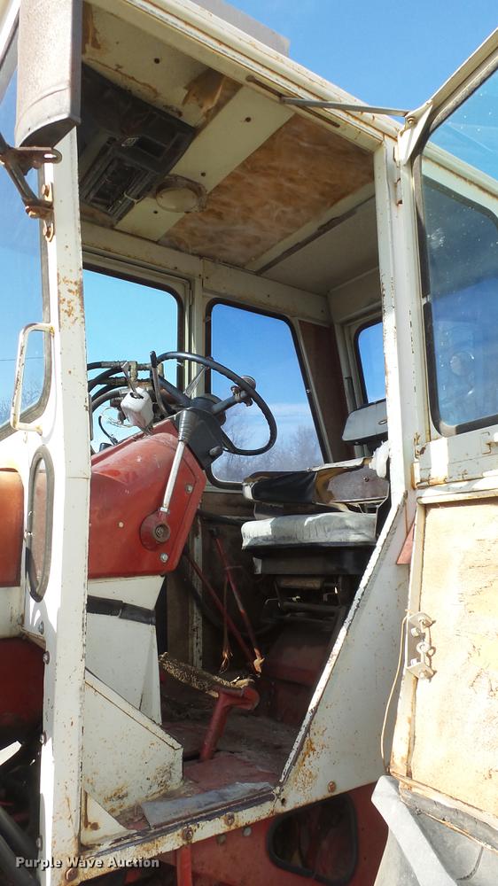 image for item DC0539 International 856 tractor