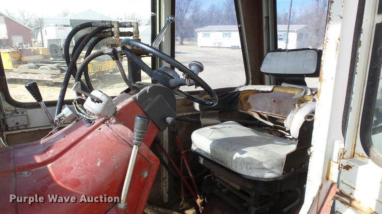 image for item DC0539 International 856 tractor