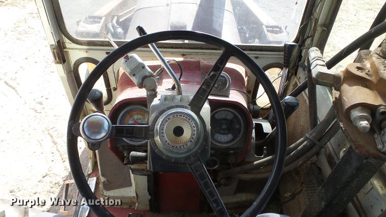 image for item DC0539 International 856 tractor