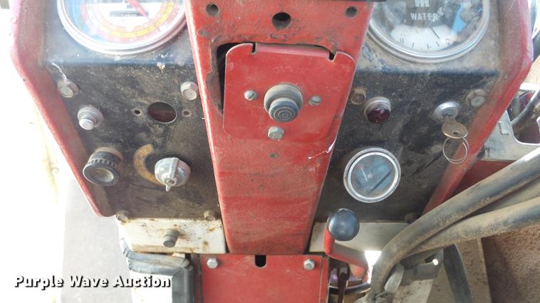 image for item DC0539 International 856 tractor