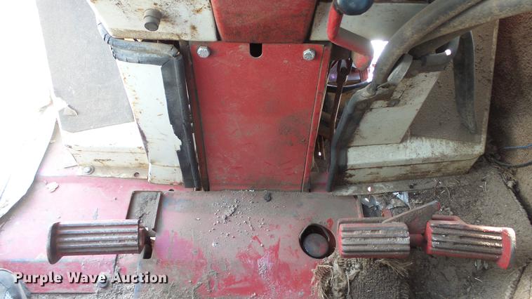 image for item DC0539 International 856 tractor