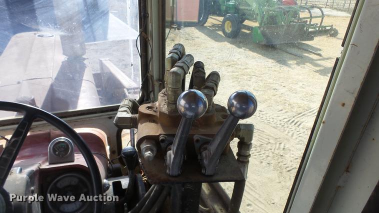 image for item DC0539 International 856 tractor