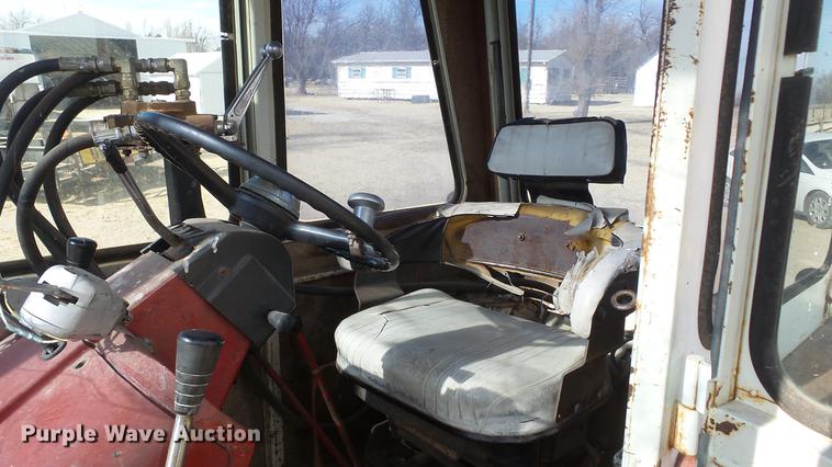 image for item DC0539 International 856 tractor