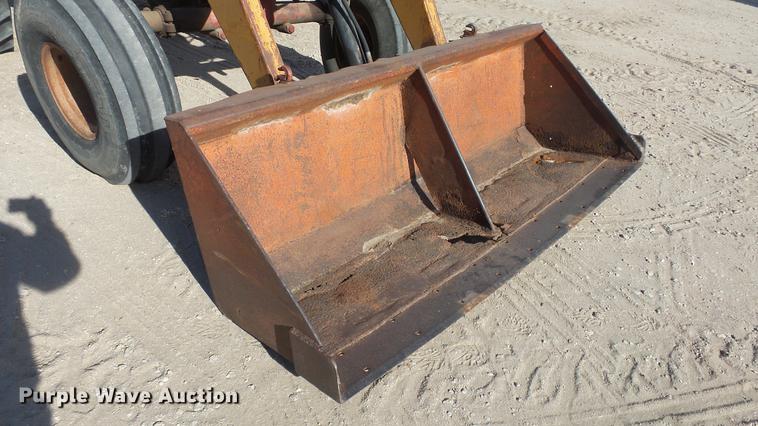 image for item DC0539 International 856 tractor