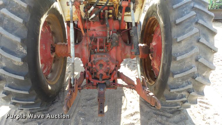 image for item DC0539 International 856 tractor