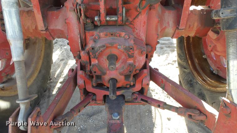 image for item DC0539 International 856 tractor