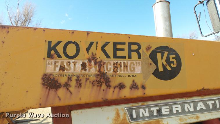 image for item DC0539 International 856 tractor