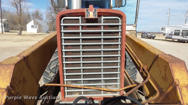 image for item DC0539 International 856 tractor