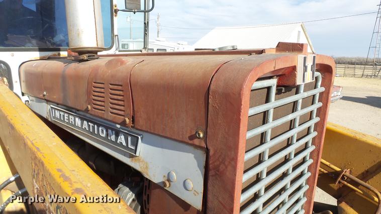 image for item DC0539 International 856 tractor