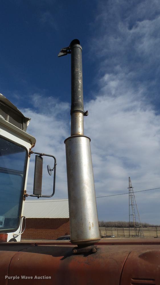 image for item DC0539 International 856 tractor