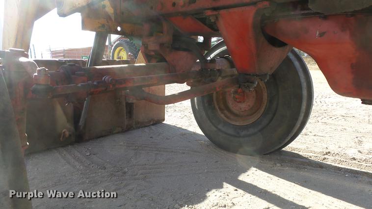 image for item DC0539 International 856 tractor