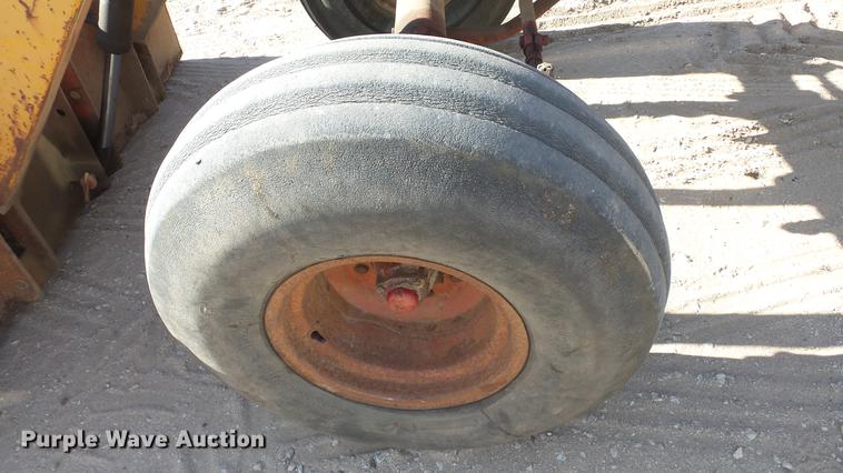 image for item DC0539 International 856 tractor