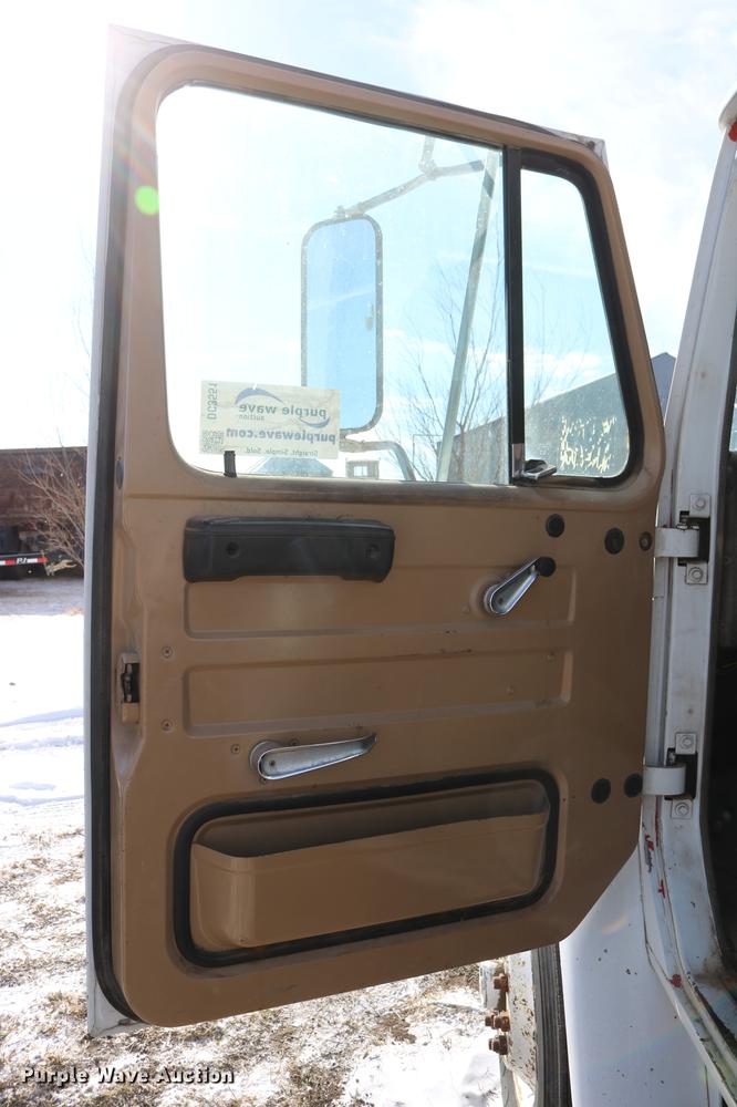 image for item DC3551 1984 International S1900/1954 semi truck