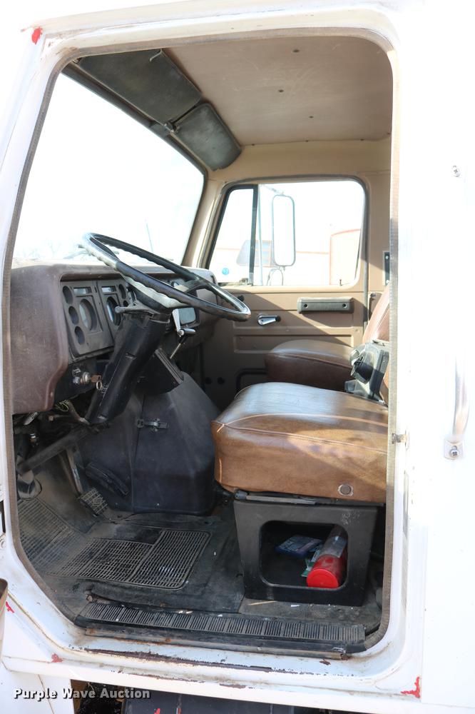 image for item DC3551 1984 International S1900/1954 semi truck