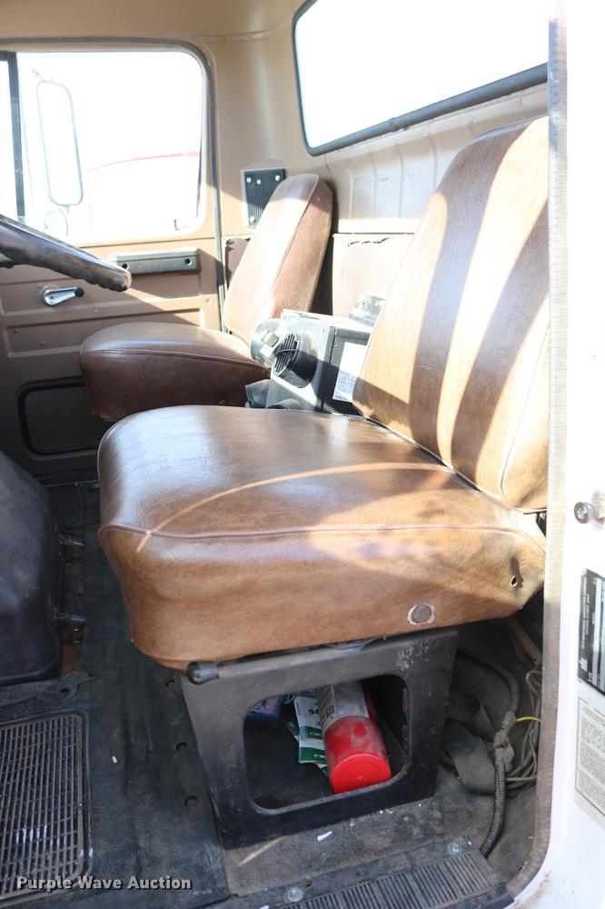 image for item DC3551 1984 International S1900/1954 semi truck