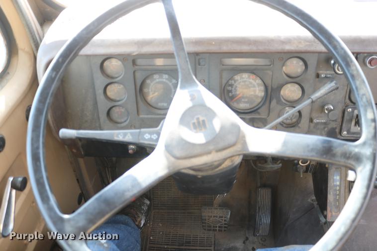 image for item DC3551 1984 International S1900/1954 semi truck