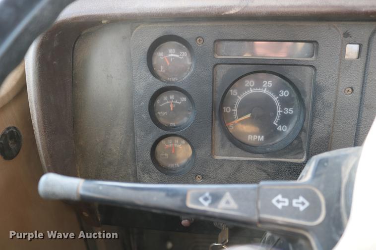 image for item DC3551 1984 International S1900/1954 semi truck