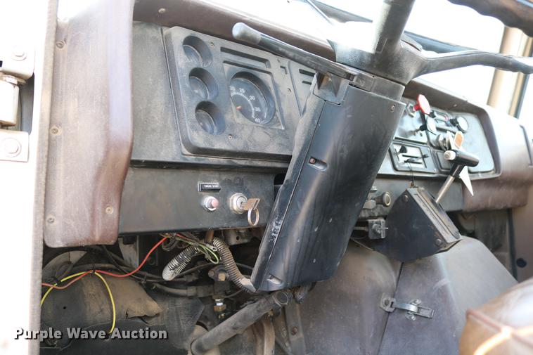 image for item DC3551 1984 International S1900/1954 semi truck