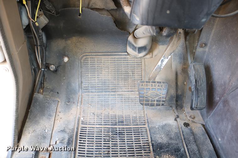 image for item DC3551 1984 International S1900/1954 semi truck