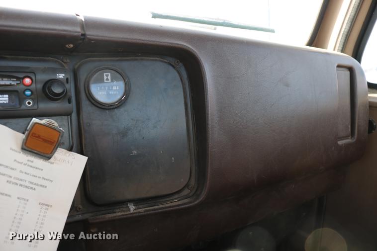 image for item DC3551 1984 International S1900/1954 semi truck