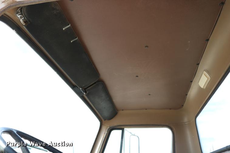 image for item DC3551 1984 International S1900/1954 semi truck