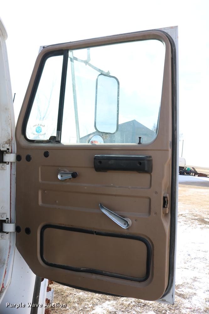 image for item DC3551 1984 International S1900/1954 semi truck