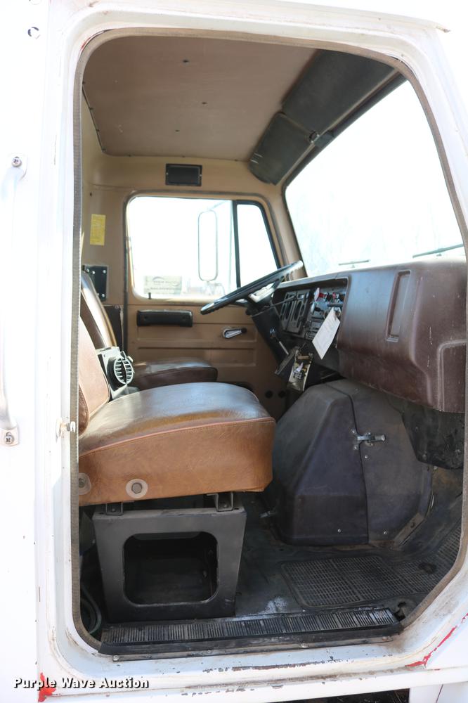 image for item DC3551 1984 International S1900/1954 semi truck