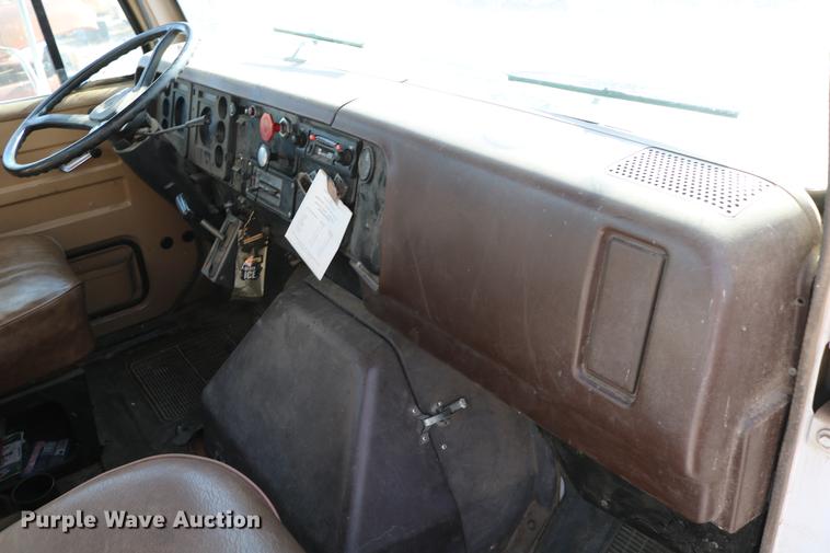 image for item DC3551 1984 International S1900/1954 semi truck