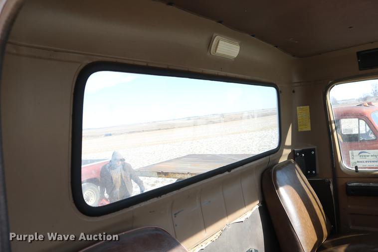 image for item DC3551 1984 International S1900/1954 semi truck