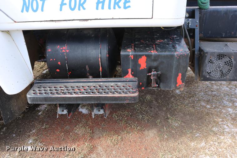 image for item DC3551 1984 International S1900/1954 semi truck