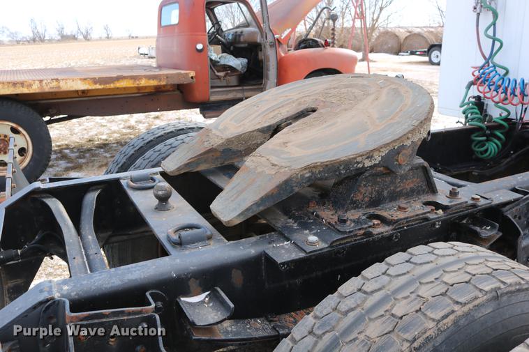 image for item DC3551 1984 International S1900/1954 semi truck