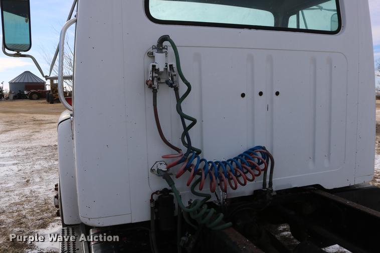 image for item DC3551 1984 International S1900/1954 semi truck