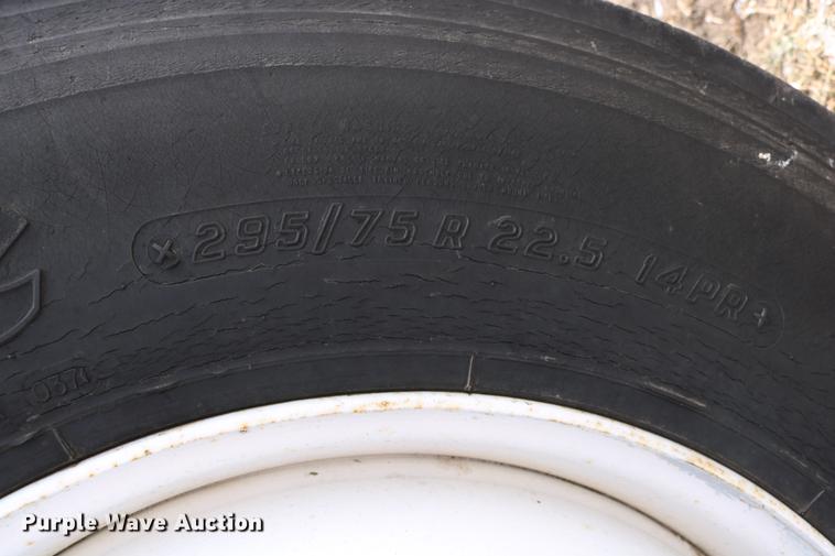 image for item DC3551 1984 International S1900/1954 semi truck