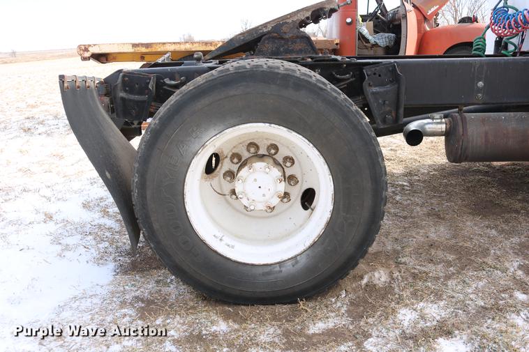 image for item DC3551 1984 International S1900/1954 semi truck