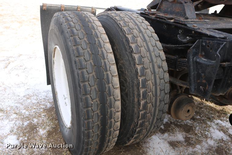 image for item DC3551 1984 International S1900/1954 semi truck